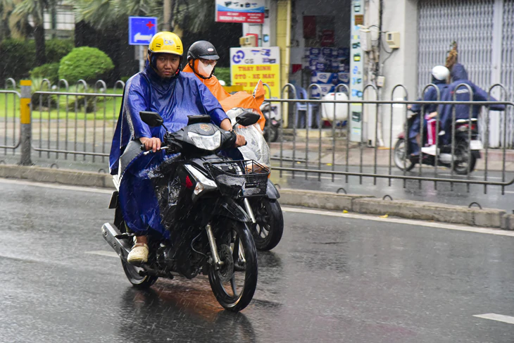 Sấm rền vang trời, một số nơi ở TP.HCM đang mưa to - Ảnh 3.