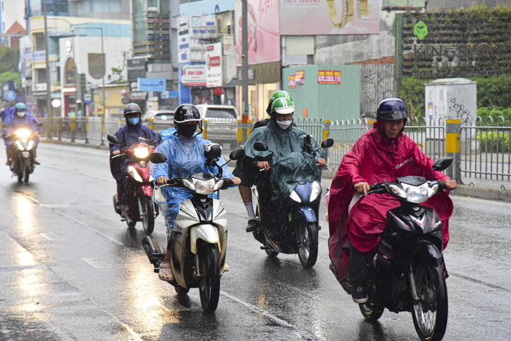 Sấm rền vang trời, một số nơi ở TP.HCM đang mưa to - Ảnh 2.