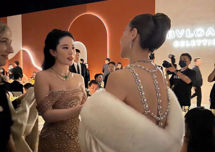 Lưu Diệc Phi tay bắt mặt mừng với Hồ Ngọc Hà trước khi 'loại khỏi khung hình': Xã giao hay luật chơi triệu đô?  - Ảnh 1.
