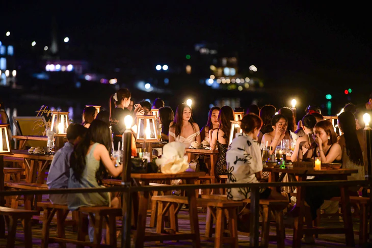 Khách hàng ra ngoài ăn tối cuối tuần để 'chữa lành' - Ảnh 1.