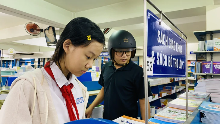 Sách giáo khoa vẫn thiếu, phụ huynh xếp hàng từ 4h sáng, chạy 7-10 nhà sách - Ảnh 3.