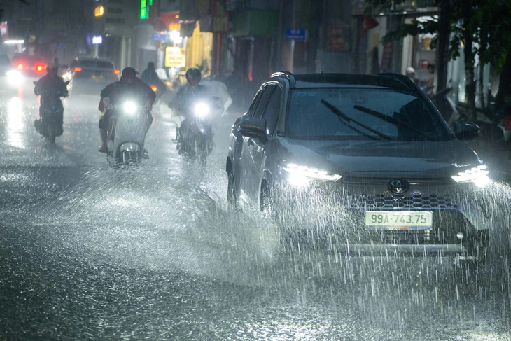 Không khí lạnh đầu mùa áp sát, Hà Nội có mưa lớn kèm sấm sét - Ảnh 3.