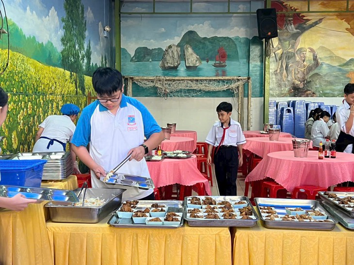 Giám sát bữa ăn bán trú: Phụ huynh đến ăn cùng con là giải pháp "xưa như diễm"!? - Ảnh 1.