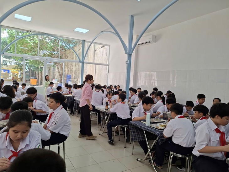 Giám sát bữa ăn bán trú: Phụ huynh đến ăn cùng con là giải pháp "xưa như diễm"!? - Ảnh 2.