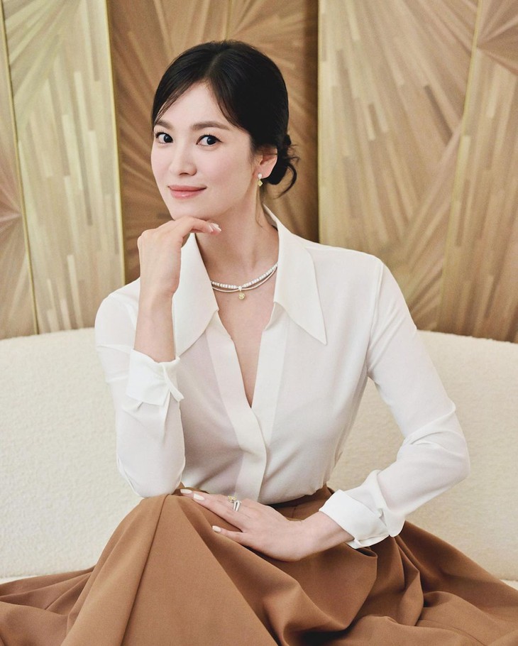 Song Hye Kyo phối trang sức đời thường - Ảnh 5.