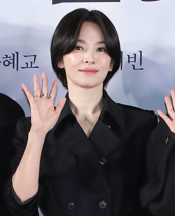 Song Hye Kyo phối trang sức đời thường - Ảnh 3.