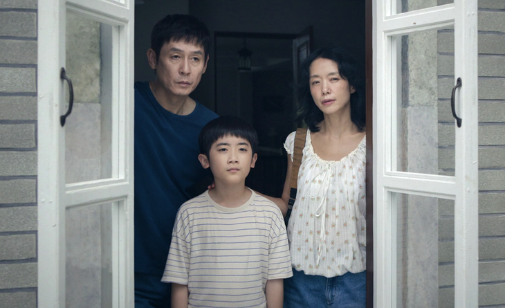 Phim mới của Jo In Sung 'tuyệt đối điện ảnh', gây tiếng vang lớn tại Venice - Ảnh 2.