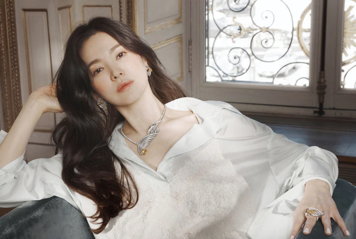 Song Hye Kyo phối trang sức đời thường - Ảnh 1.