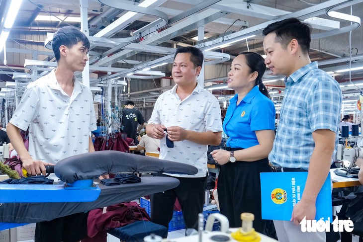 Lương thưởng tăng, doanh nghiệp vẫn 'đỏ mắt' tìm lao động - Ảnh 2.