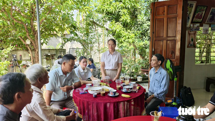 Tiếp xúc cử tri bằng ly trà, cà phê sáng - Ảnh 1.