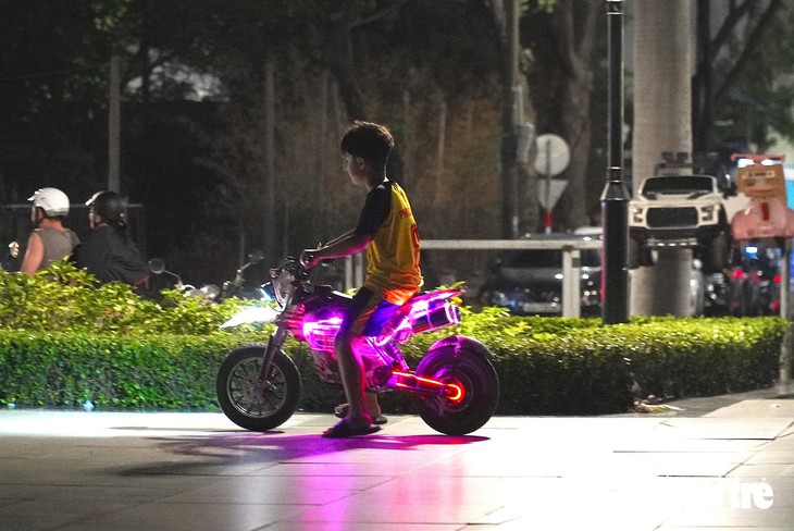 Sau vụ bé 5 tuổi tử vong khi lái xe điện, trẻ em vẫn phóng xe vù vù ở điểm vui chơi ven sông Đà Nẵng - Ảnh 1.