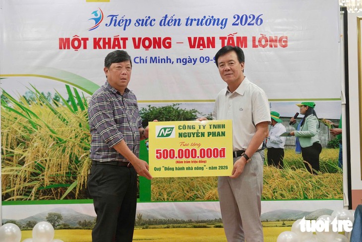 5 tỉ đồng từ Quỹ 'Đồng hành nhà nông' trao cho Tiếp sức đến trường - Ảnh 9.