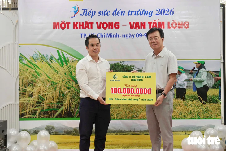 5 tỉ đồng từ Quỹ 'Đồng hành nhà nông' trao cho Tiếp sức đến trường - Ảnh 10.