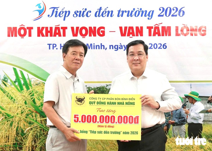 5 tỉ đồng từ Quỹ 'Đồng hành nhà nông' trao cho Tiếp sức đến trường - Ảnh 1.