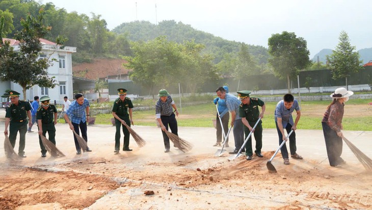 Cán bộ, công chức cùng người dân ở Thanh Hóa dọn vệ sinh môi trường - Ảnh 1.