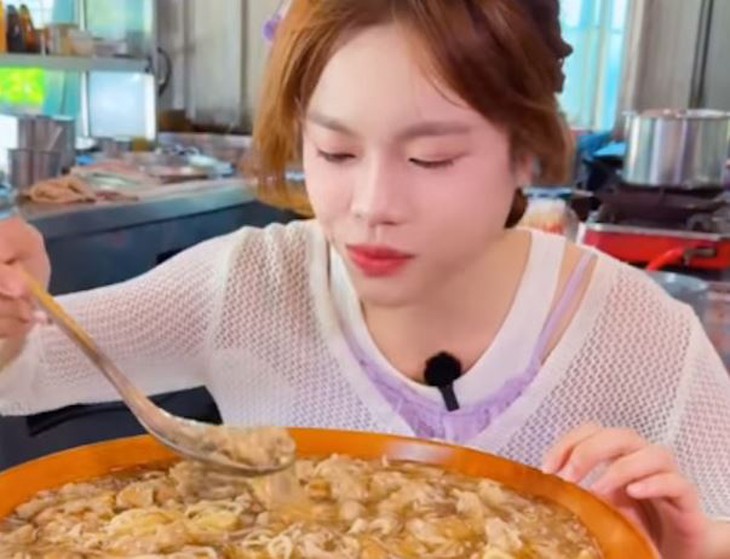 Dạ dày ‘thánh ăn’ Đài Loan phình to sau màn mukbang - Ảnh 1.