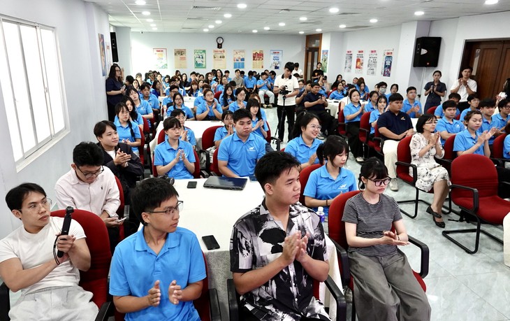 Hơn 100 sinh viên Trường đại học Lạc Hồng học 'Làm báo cùng Tuổi Trẻ' - Ảnh 8.
