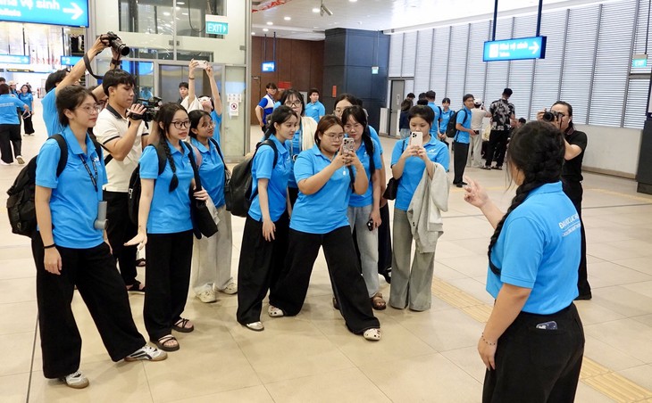 Hơn 100 sinh viên Trường đại học Lạc Hồng học 'Làm báo cùng Tuổi Trẻ' - Ảnh 9.