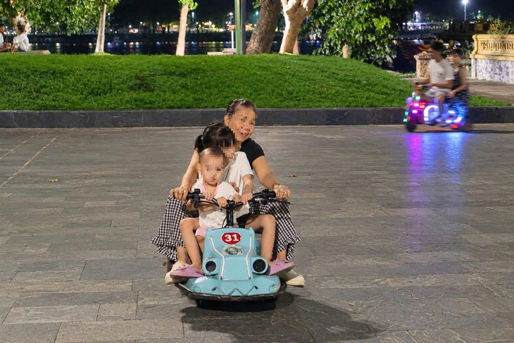 Sau vụ bé 5 tuổi tử vong khi lái xe điện, trẻ em vẫn phóng xe vù vù ở điểm vui chơi ven sông Đà Nẵng - Ảnh 9.