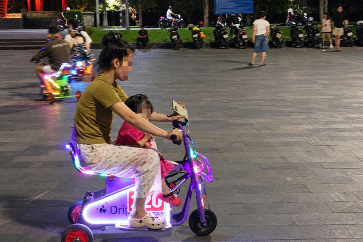 Sau vụ bé 5 tuổi tử vong khi lái xe điện, trẻ em vẫn phóng xe vù vù ở điểm vui chơi ven sông Đà Nẵng - Ảnh 8.