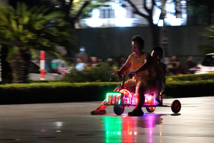 Sau vụ bé 5 tuổi tử vong khi lái xe điện, trẻ em vẫn phóng xe vù vù ở điểm vui chơi ven sông Đà Nẵng - Ảnh 4.