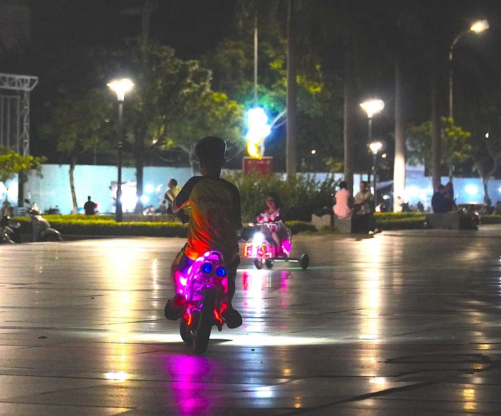 Sau vụ bé 5 tuổi tử vong khi lái xe điện, trẻ em vẫn phóng xe vù vù ở điểm vui chơi ven sông Đà Nẵng - Ảnh 3.