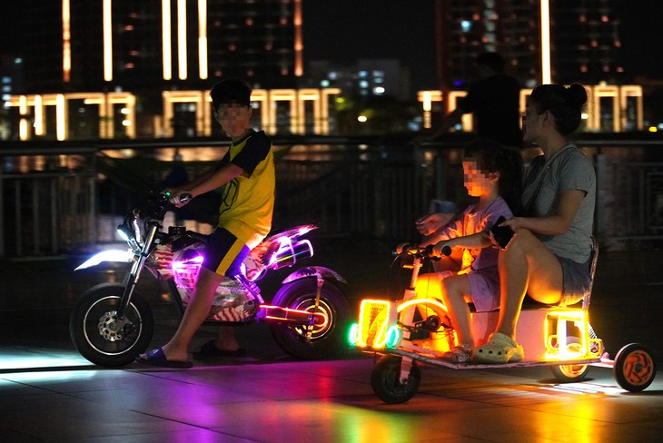 Sau vụ bé 5 tuổi tử vong khi lái xe điện, trẻ em vẫn phóng xe vù vù ở điểm vui chơi ven sông Đà Nẵng - Ảnh 2.