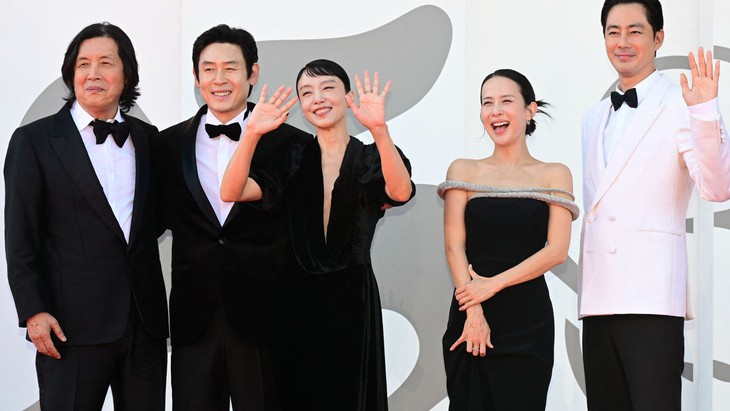 Phim mới của Jo In Sung 'tuyệt đối điện ảnh', gây tiếng vang lớn tại Venice - Ảnh 1.