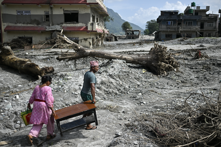 Nepal nuôi hy vọng tìm kiếm các nhân viên thủy điện mắc kẹt sau lũ quét - Ảnh 1.