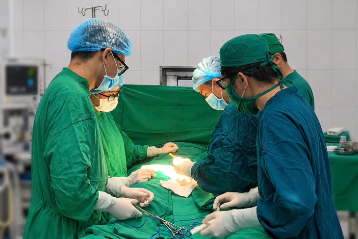 Phẫu thuật cho nam thanh niên bị chấn thương 'của quý' sau tai nạn - Ảnh 1.