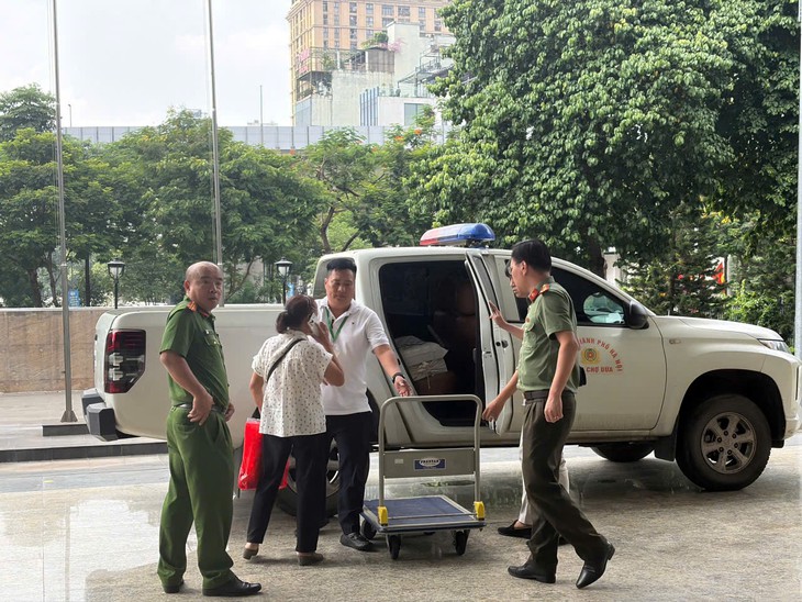 Nhận đền bù giải phóng mặt bằng, công an điều xe đưa dân mang tiền mặt tới tận ngân hàng để gửi - Ảnh 2.