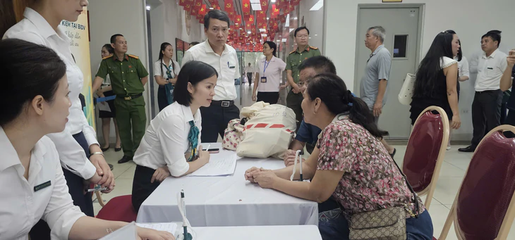 Nhận đền bù giải phóng mặt bằng, công an điều xe đưa dân mang tiền mặt tới tận ngân hàng để gửi - Ảnh 1.