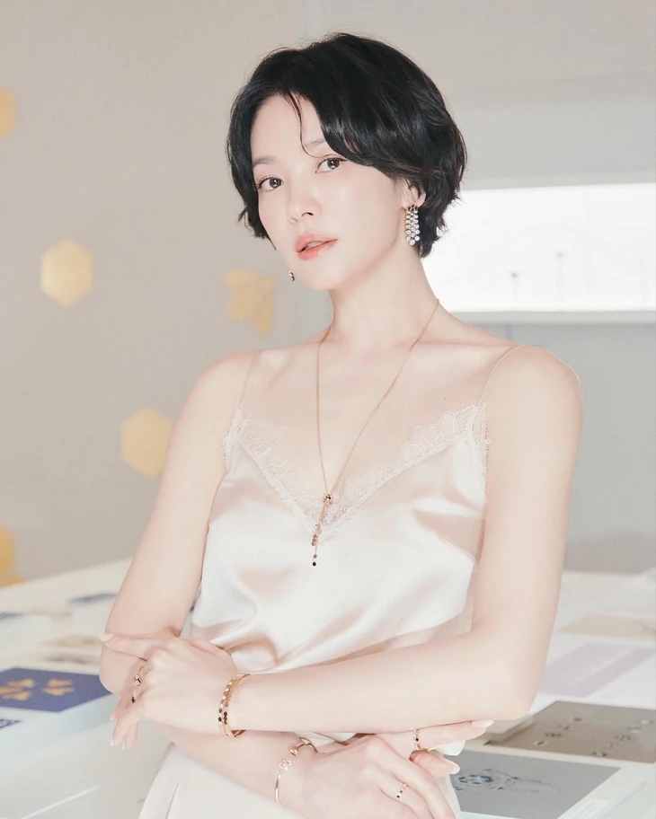 Song Hye Kyo phối trang sức đời thường - Ảnh 2.