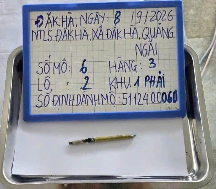 Phát hiện cây bút khắc tên và dòng chữ "kỷ niệm Kon Tum" trong mộ liệt sĩ - Ảnh 2.