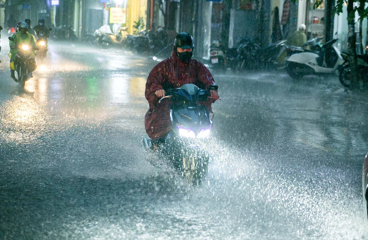 Không khí lạnh đầu mùa áp sát, Hà Nội có mưa lớn kèm sấm sét - Ảnh 2.