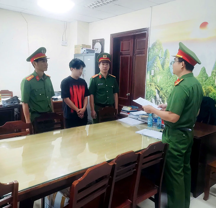 Bên trong kho thuốc lá điện tử trị giá hơn 700 triệu đồng vừa bị phát hiện ở Cần Thơ - Ảnh 2.