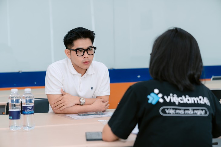 Theo khảo sát thị trường tuyển dụng gần đây của Vieclam24h, thế hệ người lao động trẻ ngày càng chú trọng đến sự 'vừa vặn' và mức độ phù hợp với bản thân thay vì chỉ xem thu nhập là thước đo duy nhất. - Ảnh 2.