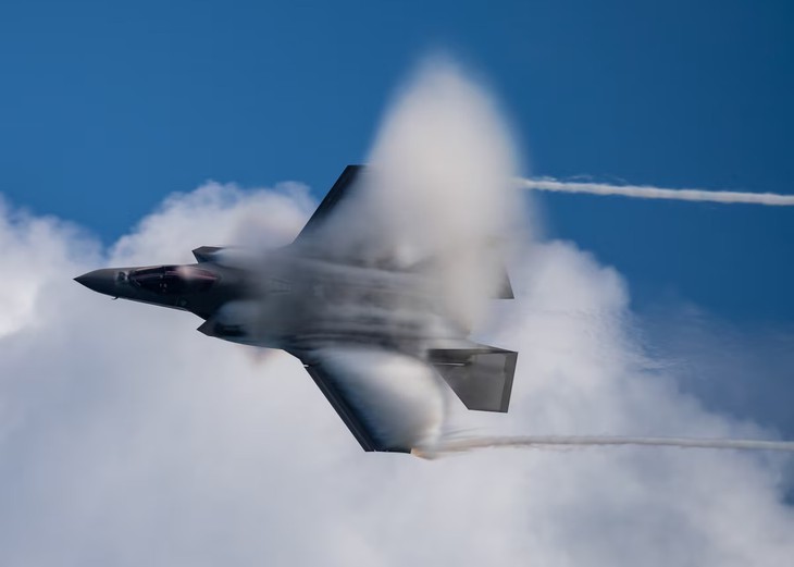 Vì sao tiêm kích F-35 của Mỹ vẫn 'đắt khách' dù có nhiều điểm yếu? - Ảnh 2.