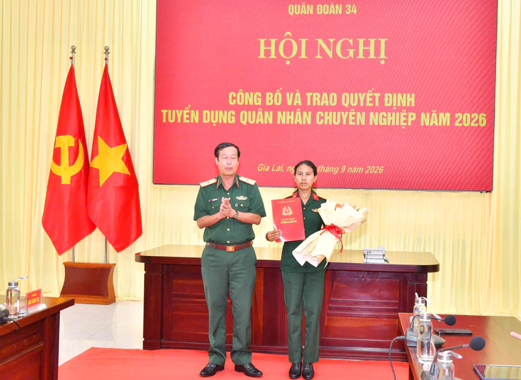 Vợ Thượng sĩ Kpă Thiêp được tuyển dụng quân nhân chuyên nghiệp - Ảnh 1.