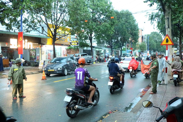 Xe bán tải lao sang làn đối diện tông liên hoàn ở Đồng Nai, nam thanh niên chạy grab chết tại chỗ - Ảnh 2.