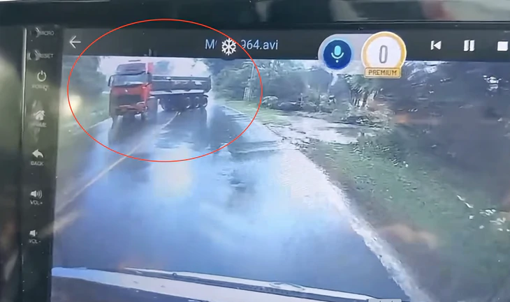 Thùng xe đầu kéo văng vào xe khách, 2 người chết, 1 người bị thương - Ảnh 1.
