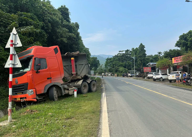 Thùng xe đầu kéo văng vào xe khách, 2 người chết, 1 người bị thương - Ảnh 3.