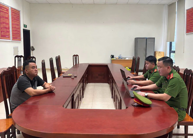 Thùng xe đầu kéo văng vào xe khách, 2 người chết, 1 người bị thương - Ảnh 4.