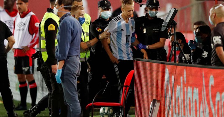 Fan vào sân chụp hình với Messi bị