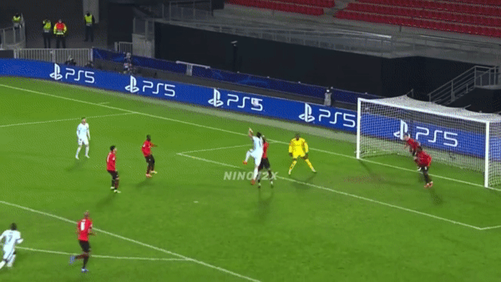 Giroud thực hiện một cú lắc đầu về lý thuyết có xác suất ăn bàn cực thấp, đem về chiến thắng quyết định cho Chelsea.