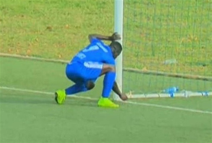 Moussa Camara lén phá chiêu yểm bùa của đối phương lên khung thành vào năm 2016.