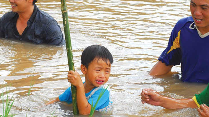 Cao Thái Quí, 7 tuổi, khóc vì sợ nước