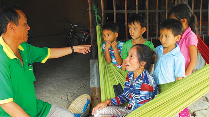Thầy Nguyễn Văn Sơn đến gặp phụ huynh ở xã Hưng Thạnh vận động cho con em đi học bơi