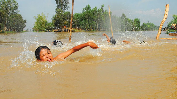 Các em học bơi từ những năm trước giờ đã bơi thành thục như vận động viên