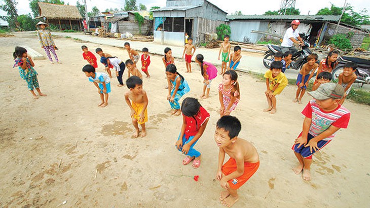 Làm nóng cơ thể trước khi xuống nước